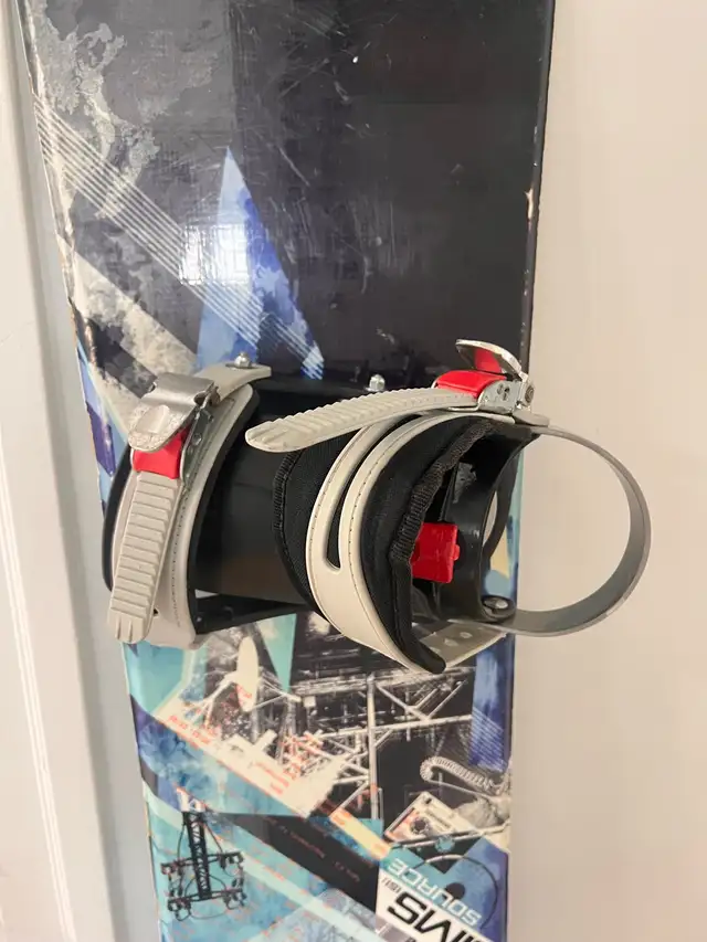 Used Salomon Snowboard with Bindings in Snowboard in Vancouver - Image 3