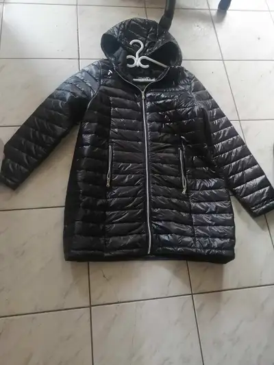 MANTEAU NOIR LARGE COMME NEUF POUR FEMME  PRINTEMPS 30$ SHAWI SU, View more
