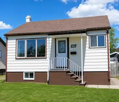 FOR SALE – Westfort Bungalow $374,900 Welcome to this well-maintained 2+1 bedroom bungalow located i...