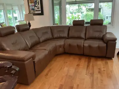 Grand sectionnel en cuir véritable. En excellente condition., View more