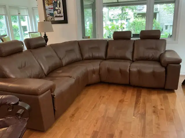 Grand sectionnel en cuir véritable. En excellente condition. in Couches & Futons in Longueuil / South Shore - Image 2