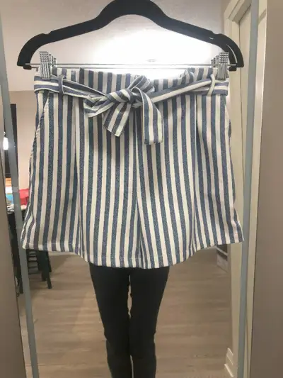 These stunning Pull & Bear Paper-Bag Waist Striped Shorts are in excellent condition. With deep pock...