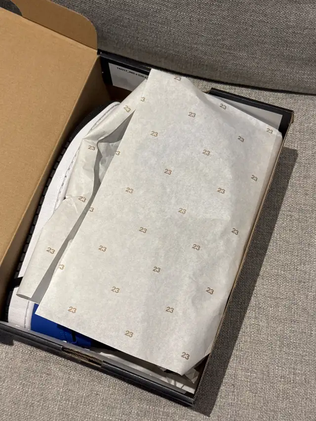 NIKE JORDAN 1 MID BLACK/HYPER ROYAL WHITE MEN 9 in Men's Shoes in Markham / York Region - Image 6