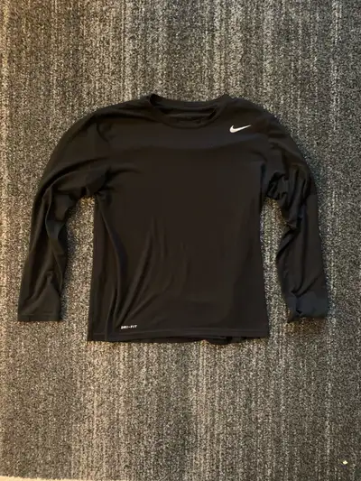 - Men’s medium Nike dri-fit long sleeve - In good condition