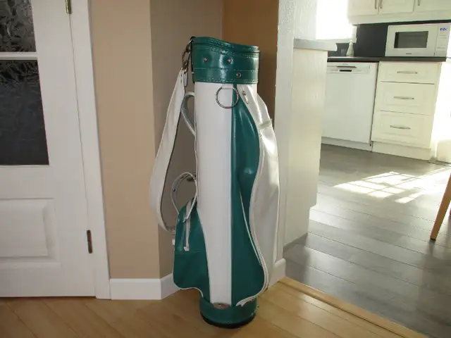 SAC ET PROTÈGE BÂTONS DE GOLF, BÂTONS ET FERS in Golf in Lévis - Image 3