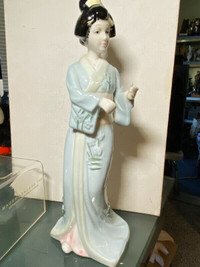 VINTAGE PORCELAIN JAPANESE GEISHA WOMAN FIGURINE WITH UMBRELLA 1