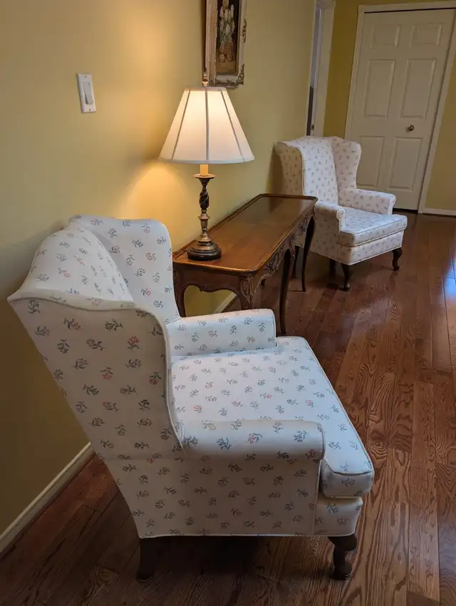 2 Antique Queen-Anne Style Wingback Armchairs (MINT CONDITION) in Chairs & Recliners in Markham / York Region - Image 5