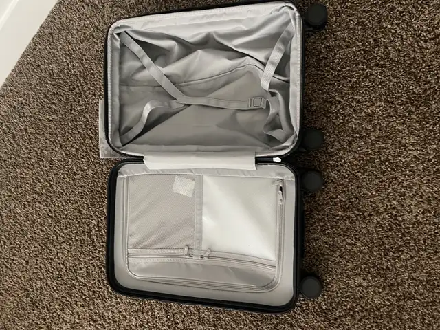 20 inch luggage carry on hard case Brand NEW Never Used in Other in Calgary - Image 5
