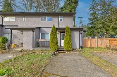 3 bedroom 1 bath townhome for rent. Large backyard, front yard and parking space included. Two sheds...