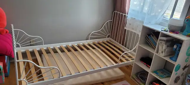 twin bed  in Beds & Mattresses in Ottawa - Image 2