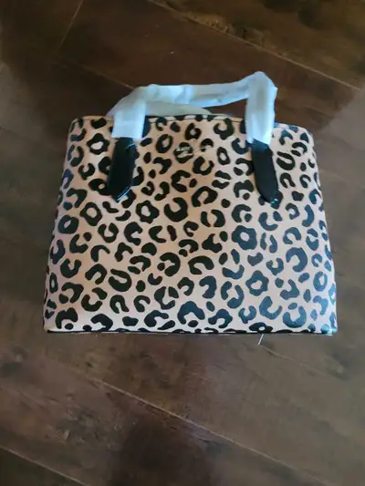 Kate shape purse graphic leopard Pattern. Brand new with all packaging still on it. Asking 400 obo C...
