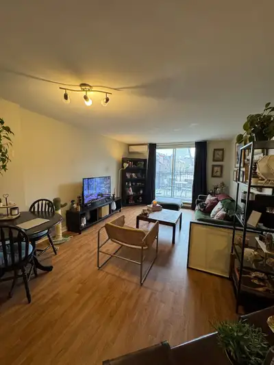 Appartement entièrement meublé, joliment décoré, disponible du mi-setembre jusqu’à mi-novembre. 2 ch...