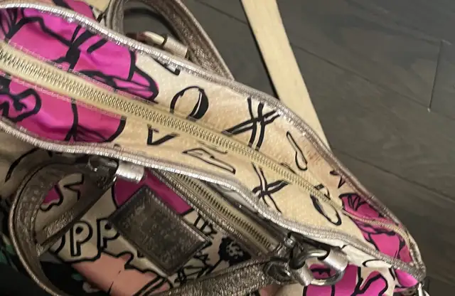 Coach poppy vintage Y2K floral shoulder bag  in Women's - Bags & Wallets in Mississauga / Peel Region - Image 6