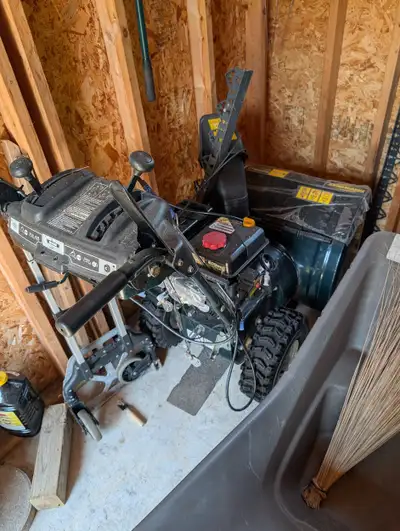 Yardworks 24 inch 2 stage SNOWBLOWER, View more