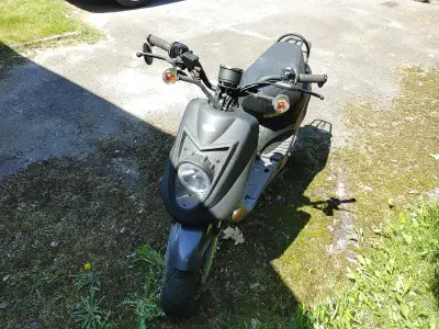 Scooter a vendre comme neuf et mieux 1300 km plusieurs pièce changer pour des pièce italienne comme...