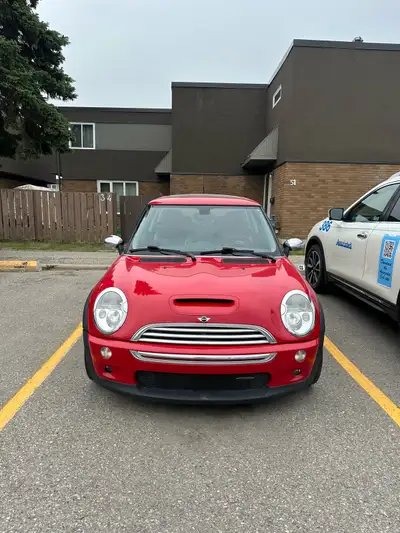 Selling my 2004 Mini Cooper S, John Cooper Works Edition, a fun and sporty hatchback with a supercha...