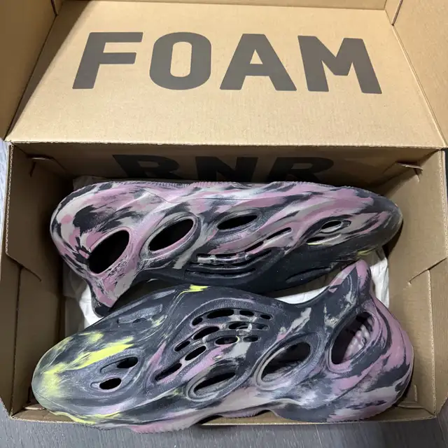 Yeezy Foam Runner MX Carbon Size 12 in Clothing, Shoes & Accessories in City of Toronto - Image 2
