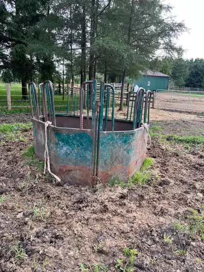 Tombstone hay feeder Good condition