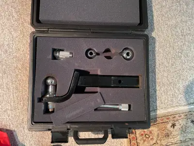 This is an ultra rare tow bar kit for the Range Rover L322. The L322 has the receiver recessed and t...