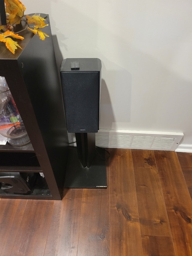 Edifier r2000db powered speakers + speaker stands Speakers St