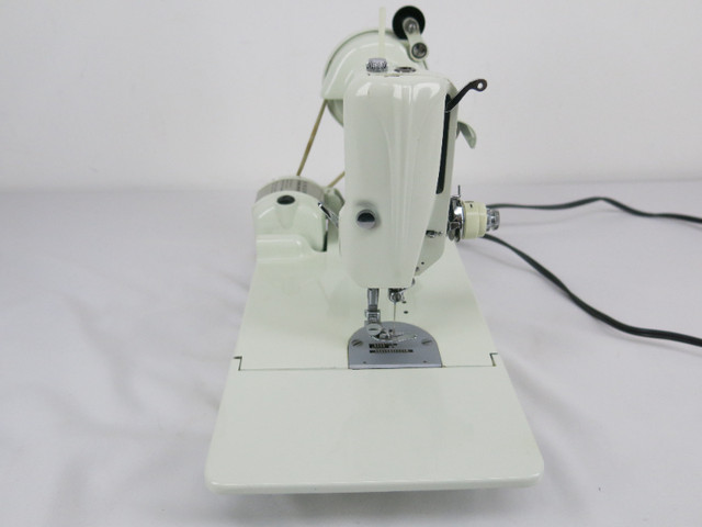 Singer Featherweight 221K White sewing machine dans Loisirs et artisanat  à Hamilton - Image 4