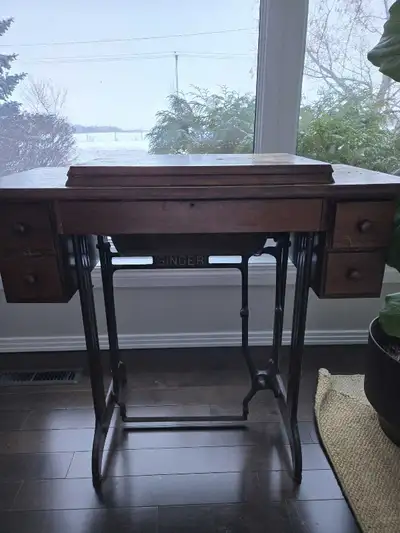 Singer sewing machine To my knowledge is in working condition, but I have not used it. Some damage a...