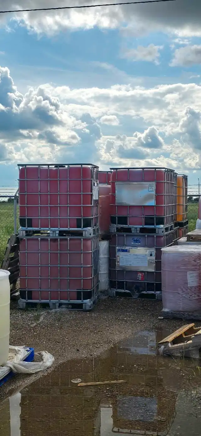 Empty totes in Other in Saskatoon - Image 2