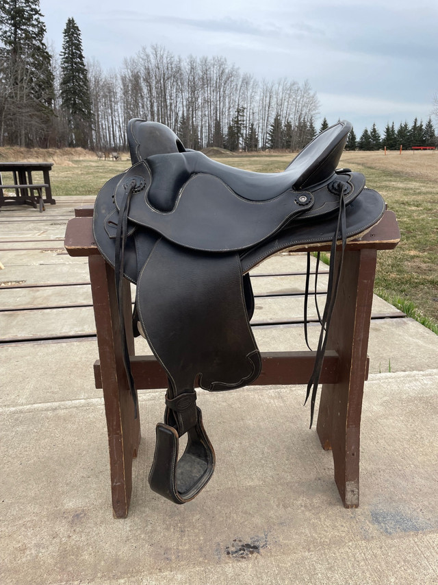 Orthoflex Caliente Saddle in Equestrian & Livestock Accessories in Edmonton