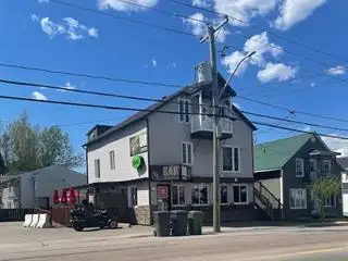 Commerce situé au 2238 rue St-Hubert Jonquière. Contient déjà le bar St-Hubert et 2 logements à reve...