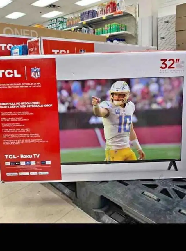 TCL 32" Roku TV in TVs in City of Montréal - Image 2