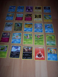 Lot de 100 cartes Pokemon, incluant 25 cartes holographiques