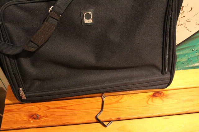 Valise sac à Vêtement Habit de voyage Outline dans Hommes  à Laval/Rive Nord - Image 4
