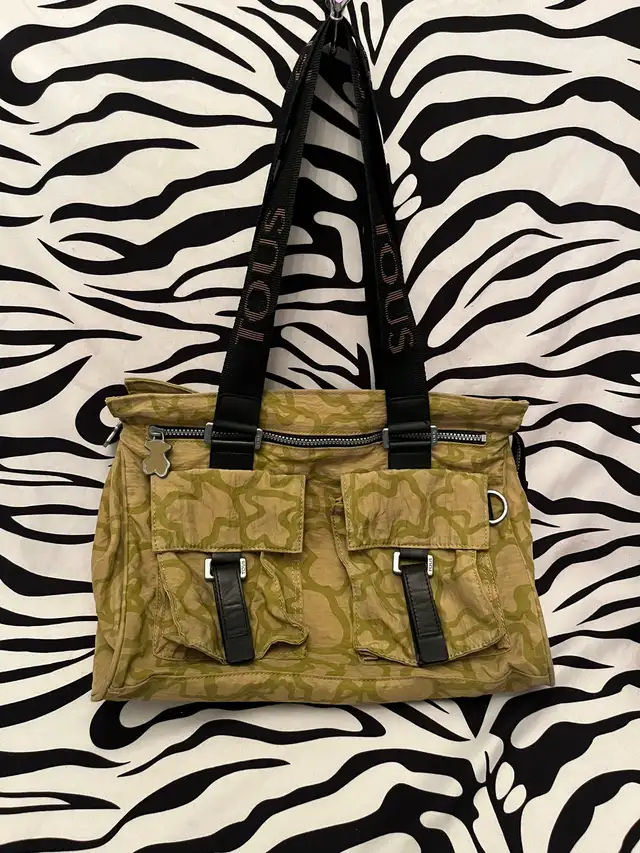 TOUS camouflage nylon tote bag in Women's - Bags & Wallets in City of Toronto - Image 3