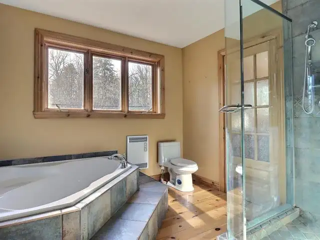 Chalet bord de l’eau / Waterfront for Rent – Lac Lovering, Magog in Quebec in Canada - Image 10