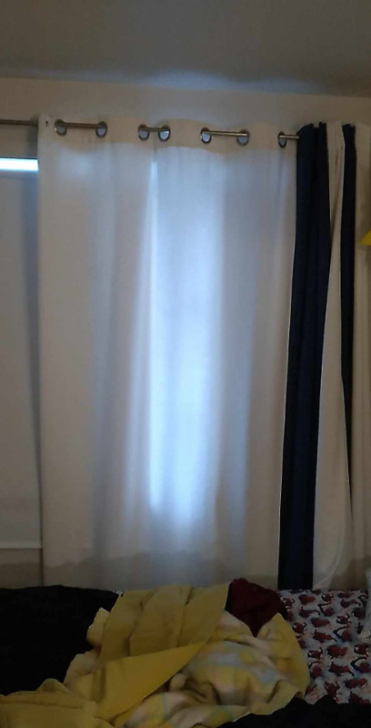 Trois (3) rideaux blancs semi-opaques à anneaux. dans Habillage de fenêtres  à Laval/Rive Nord