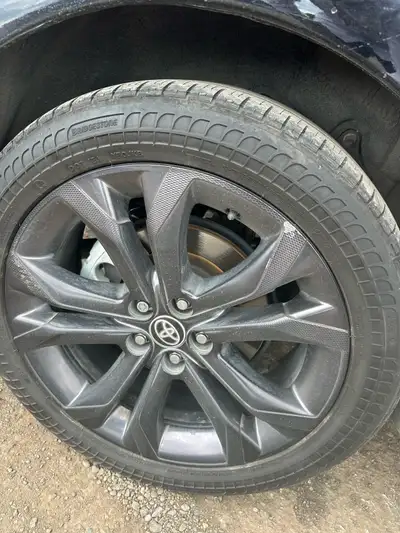 Tires on rims for Toyota sienna 2021 and up Size 235/50/20 Tires are not very good