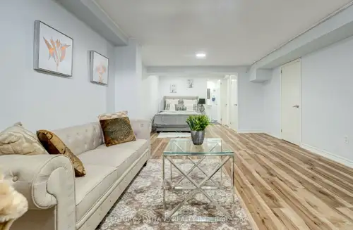 Amazing bachelor apartment minutes from the lake! Perfect for students or workers on short term stay...