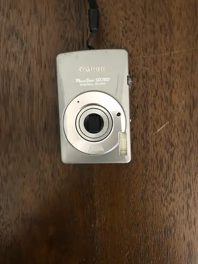 Canon power shot SD750 compact digital camera $150 text 204-223-4071 cash only please door pickup