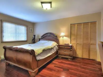 Lit queen en bois massif exotique + 2 tables de nuit  valeur $79, View more