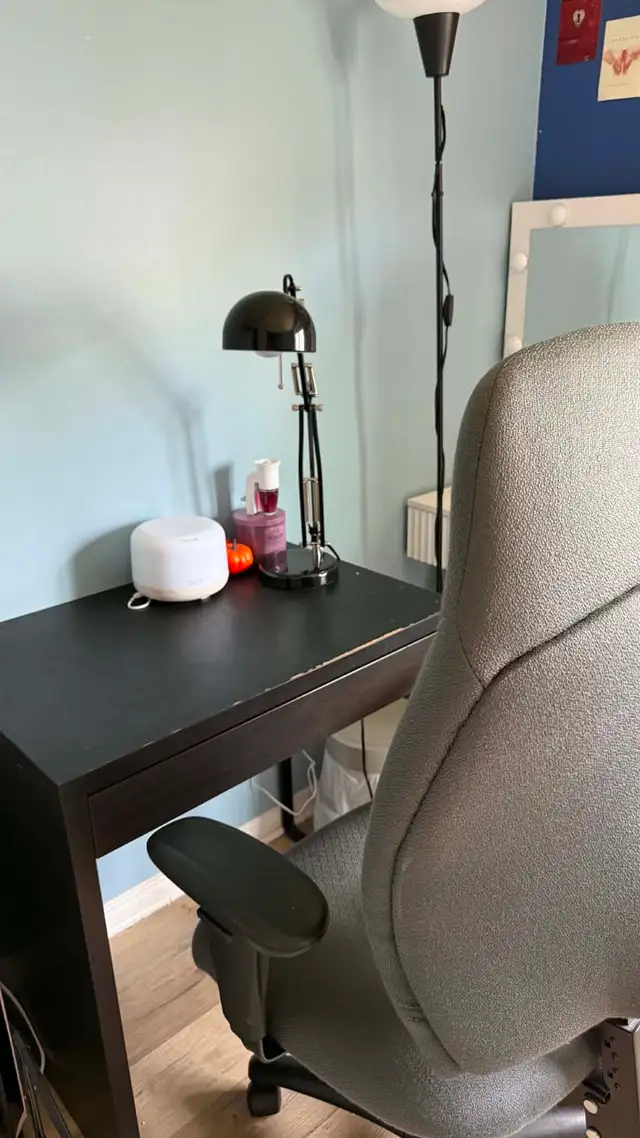 desk and chair in Desks in Ottawa - Image 2