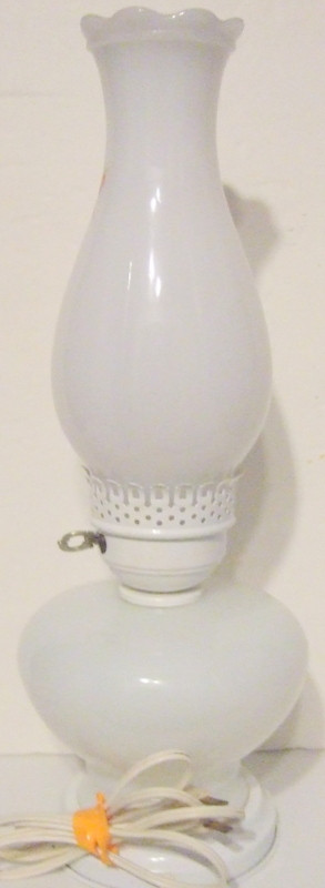 VINTAGE MILK GLASS TABLE LAMP in Indoor Lighting & Fans in Windsor Region - Image 4