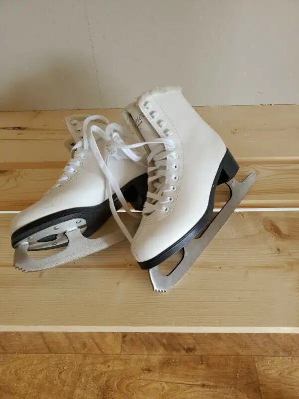Women's Ice Skates Made in Canada SLM Size  8 Shoe White Leather in Skates & Blades in Ottawa - Image 5