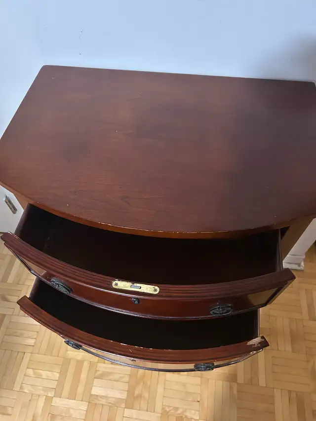 Mahogany Side Table in Dressers & Wardrobes in City of Toronto - Image 3