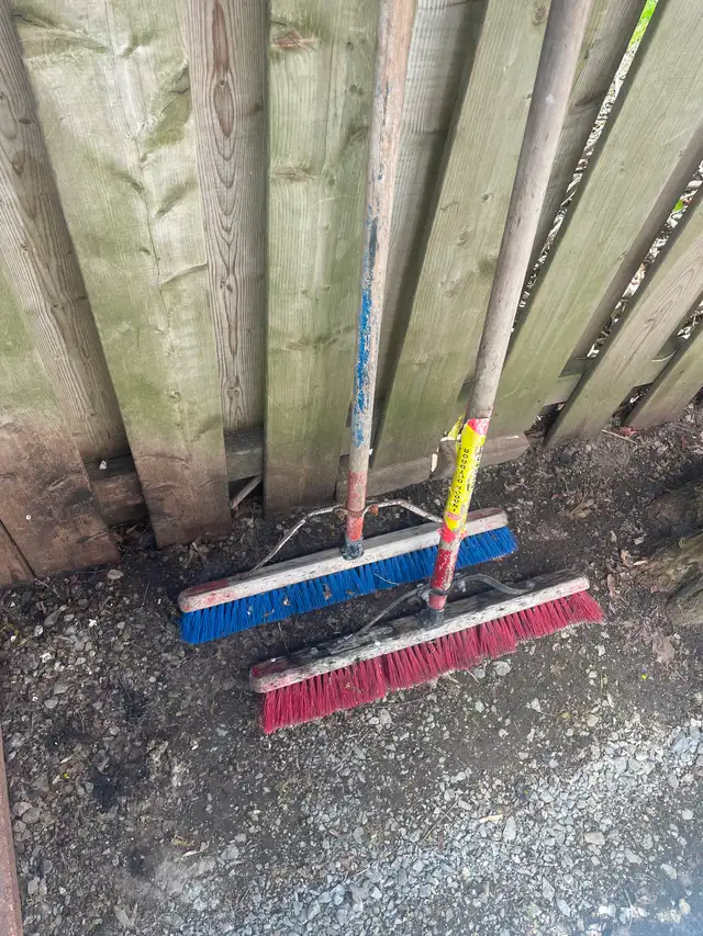 2 large brooms in Outdoor Tools & Storage in Oshawa / Durham Region - Image 2