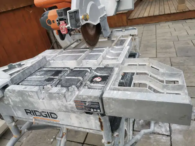 RIDGID 10-inch Wet Tile Saw in Power Tools in Markham / York Region - Image 4