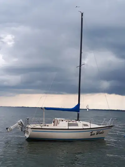 Dériveur lesté de 22 pieds avec remorque. Moteur hors bord Sailmaster 9,9HP Grand-voile et foc en bo...