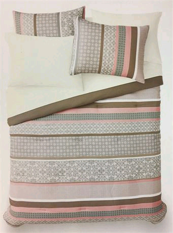 Mainstays 7Pc Princeton Woven Jacquard Comforter Set - Blush - Q in Beds & Mattresses in Mississauga / Peel Region