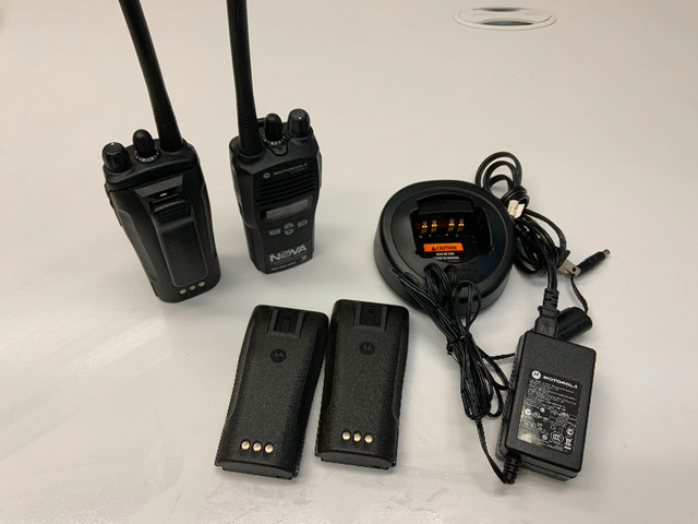 2 walkie Talkie Radio Motorola avec ou sans batteries chargeur dans Appareils électroniques  à Sherbrooke - Image 4
