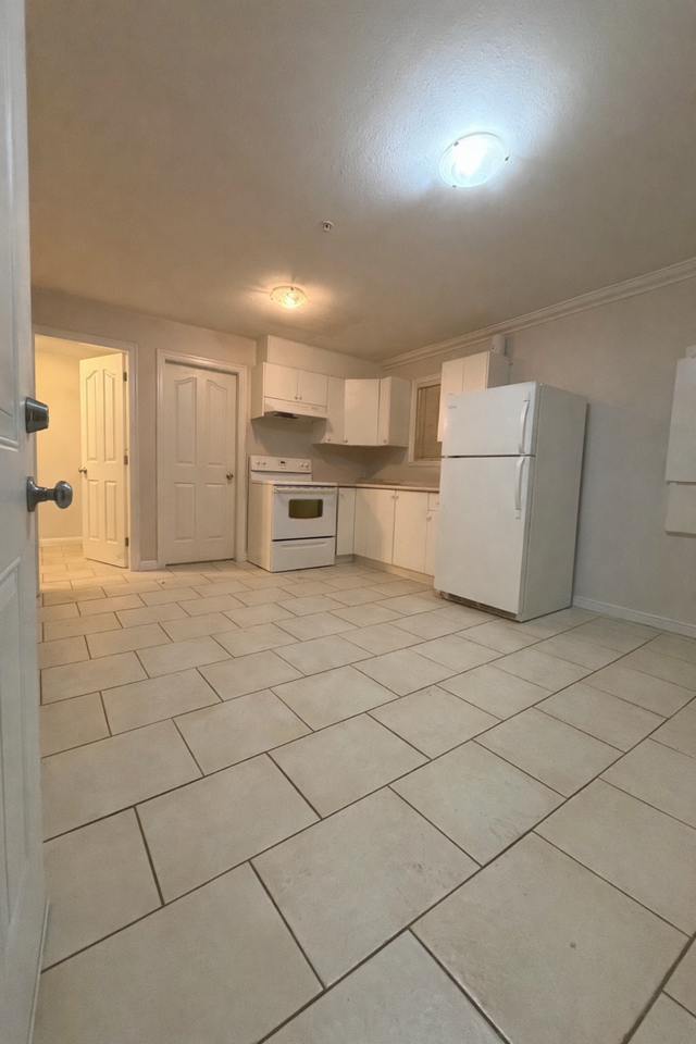 East Vancouver - 1 Bdrm, 1 Den Ground Floor Suite