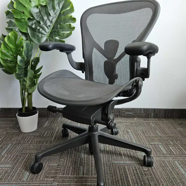 Herman Miller aeron remastered size b in Chairs & Recliners in City of Toronto - Image 5